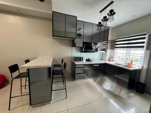 Dapur atau dapur kecil di Imany World Homestay-No Liquor, Pork & Smoking