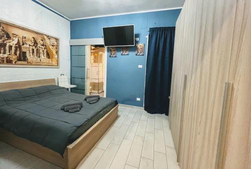 une chambre avec un lit et une télévision à écran plat dans l'établissement FLOWER'S HOUSE di Doris Simone, à Bari