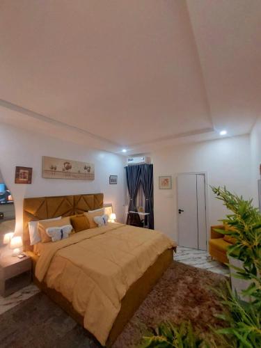 a bedroom with a large bed in a room at 3Bed Profssnal & Family Friendly with Swimming pool, Work Stns, PS5, Gym & near Beaches in Lagos