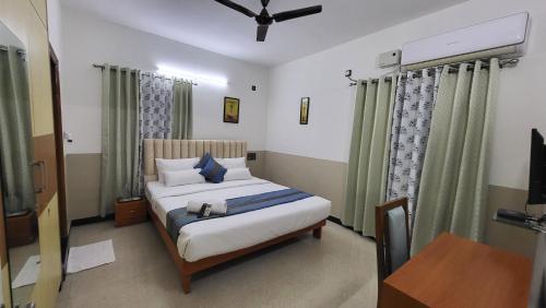 Una cama o camas en una habitación de Ashirwad Residency Inside Manyata Tech Park