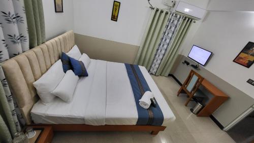 Una cama o camas en una habitación de Ashirwad Residency Inside Manyata Tech Park