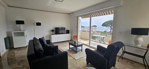Cannes, Sea View, Beach Access, 3-Bedroom Apartment, 100 m2, 3 Bathrooms, Sleeps 6, 100 meters from Beach