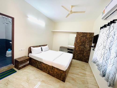 Postel nebo postele na pokoji v ubytování Pearl Stays, Tirupati - Very convenient for the people coming from Bangalore and Chennai - You can skip city traffic while reaching any temple in Tirupati - Covered Parking - 24hrs Front Desk and Hot Water - Free WiFi - Flexible Checkin-in Check-out times