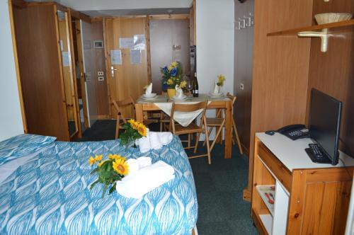 a room with a bed with flowers on it at Residence Il Vigo di Marilleva in Marilleva