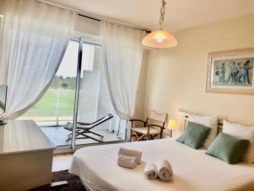 Katil atau katil-katil dalam bilik di Appartement 68 m2 vue Golf et Piscine