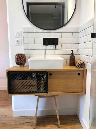 une salle de bain avec un lavabo et un miroir dans l'établissement Exceptional location between lake and pedestrian street, à Annecy