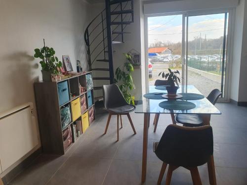 a dining room with a glass table and chairs at La belle escale landaise - PDJ inclus, parking, gare & proche Hossegor in Saint-Vincent-de-Tyrosse