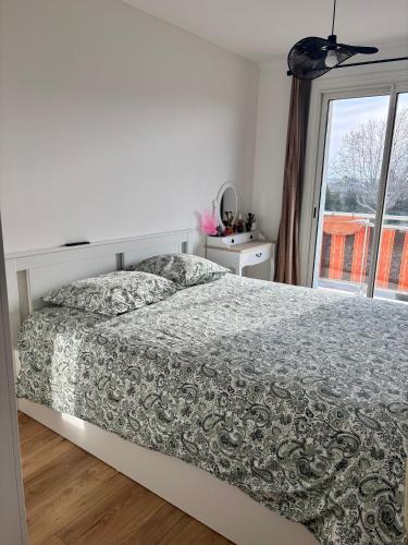 une chambre avec un lit et une fenêtre dans l'établissement Appartement 5min de la plage, à Antibes