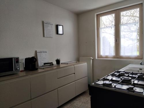 une cuisine avec une cuisinière et un comptoir dans l'établissement Maison 3 chambres 6 lits Netflix Parking, à Rancy