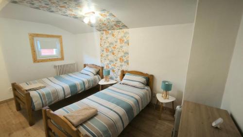 - une chambre avec 2 lits et une table dans l'établissement ski chamonix, Saint Gervais et mont-blanc, à Passy