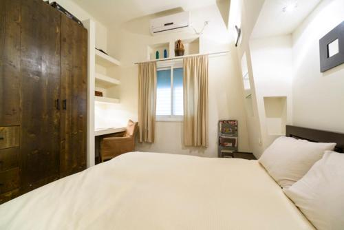 特拉维夫Sirkin/Frishman Apartment的一间带大床和窗户的卧室