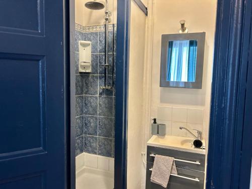 a bathroom with a sink and a shower at Studio près de la Gare et Centre in Lorient