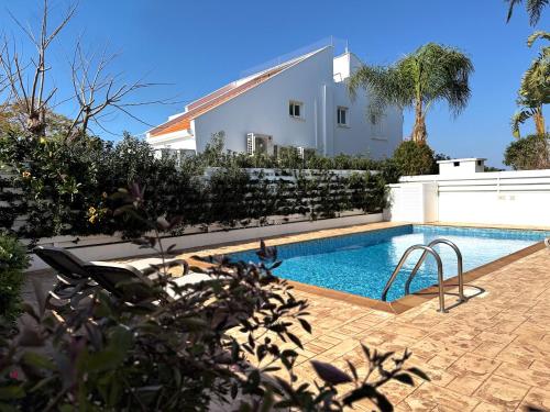 Bazén v ubytování Wealthystays Hephaestus Villa, Ayia Triada Beach nebo v jeho okolí