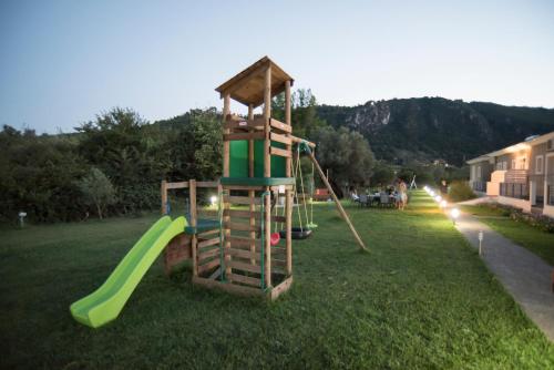 - une aire de jeux avec toboggan sur une pelouse dans l'établissement Casa di Varco, à Leucade