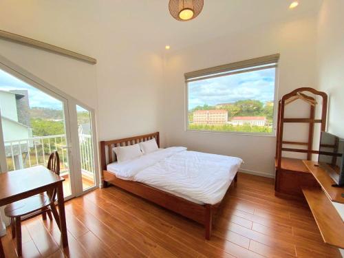 Katil atau katil-katil dalam bilik di Azalea Villa Dalat - Nghỉ Dưỡng Riêng Tư Yên Tĩnh Giữa Rừng Thông