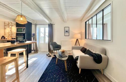 un salon avec un canapé et une table dans l'établissement Appartement-Ocean moderne dans longère avec extérieur, à Plouhinec