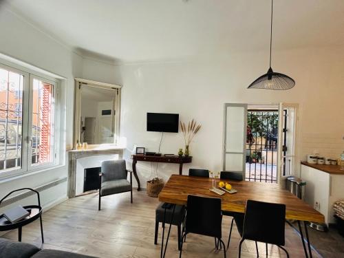 un salon avec une table et des chaises en bois dans l'établissement Charmante 3 Zimmer, Stadtwohnung, à Menton