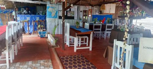 Restoran atau tempat lain untuk makan di Piscine bimoko