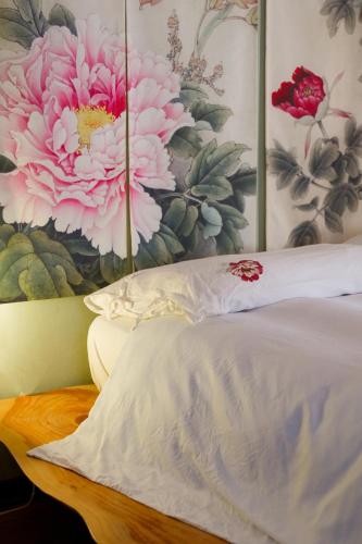 Una cama o camas en una habitación de La Curandera