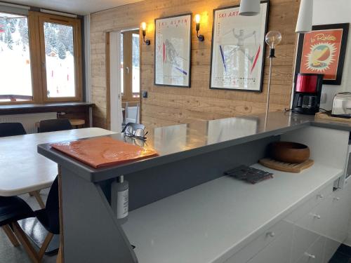 une cuisine avec un évier et un plan de travail dans l'établissement Appartement 4 pièces - 8 personnes - Résidence le France, à La Plagne Tarentaise