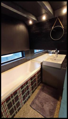 La salle de bains est pourvue d'un lavabo et d'un miroir. dans l'établissement Le Loft centre Paramé avec coin extérieur, à Saint-Malo