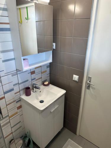 une salle de bain avec un lavabo et un miroir dans l'établissement Studio ElevenStar, à Aubervilliers