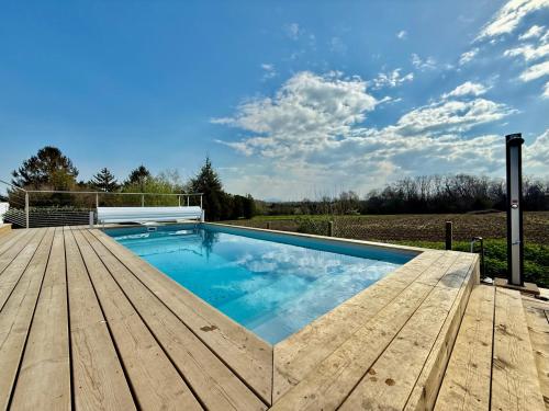 Πισίνα στο ή κοντά στο Maison des Chênes 64 - Entire house with Heated Pool & Spa