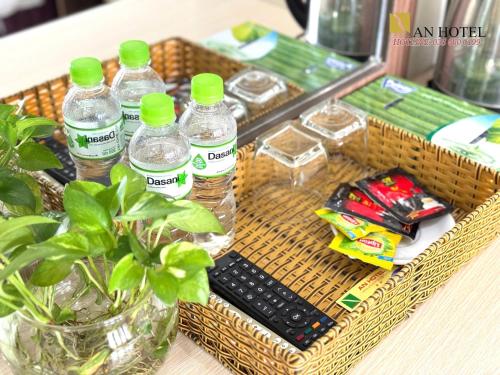 Cái RăngにあるAn Hotelの- ボトル入り飲料水とキーボード付きのバスケット