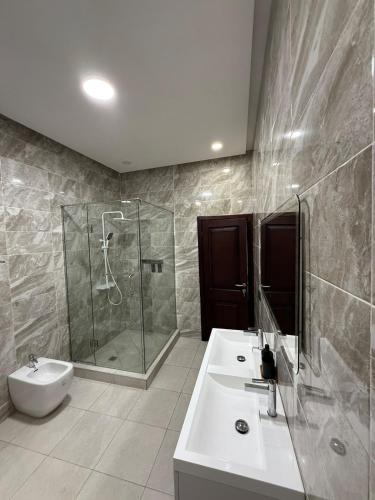 Phòng tắm tại P&M Residence 5bdr of bliss in Trasacco