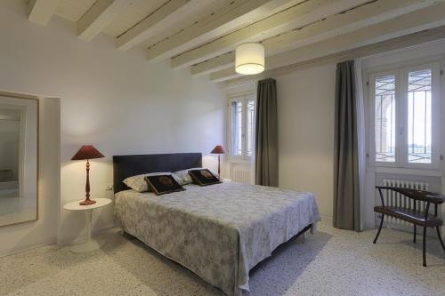 a bedroom with a bed and a table and a chair at Mia Casa in Venice