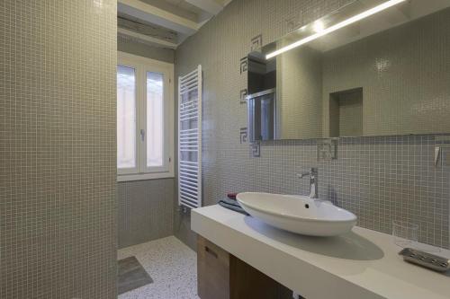 a bathroom with a sink and a mirror at Mia Casa in Venice