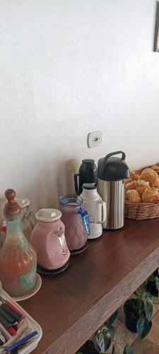 een plank met verschillende potten en gebak erop bij Pousada Alejandro in Cunha