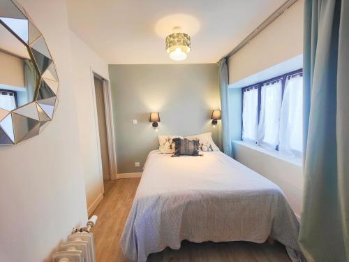 una camera da letto con un letto e una grande finestra di Le studio - La maison de la côte des légendes a Plounéour-Trez