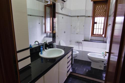 a bathroom with a sink and a toilet and a tub at Casa la torre al 14 in Rome