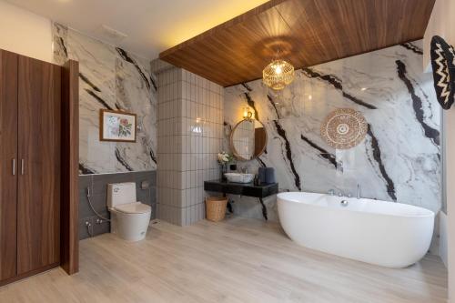 Bilik mandi di 3 Bedrooms Private Pool Villa near Laguna