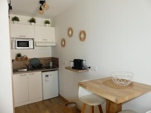 Dapur atau dapur kecil di Studios Nuitée en Provence