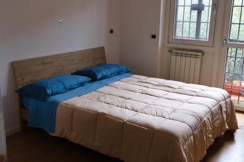a bedroom with a large bed with blue pillows at Casa la torre al 14 in Rome