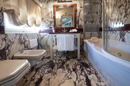 Koupelna v ubytování Hotel Palazzo Guiscardo Pietrasanta