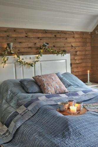 Una cama o camas en una habitación de Sjelfulle Utsikten