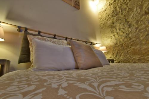 a bedroom with a bed with white pillows at Chambre d'hôtes L'altitude - Domaine la Rose des vents in Castelnau-sur-lʼAuvignon
