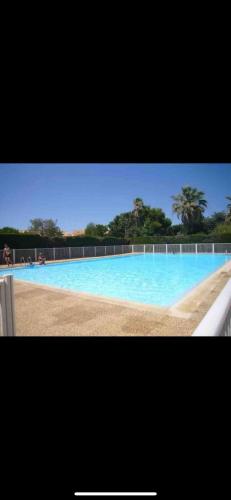 une grande piscine avec de l'eau bleue dans l'établissement Sea-View - Wifi - Parking, à Six-Fours-les-Plages