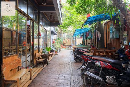 a row of motorcycles parked outside of a restaurant at Asahi Villa Tam Coc in Ninh Binh