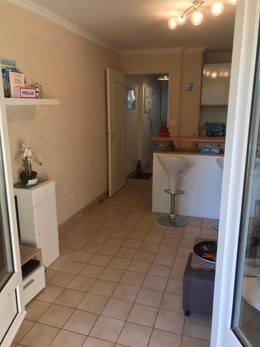 Il comprend un salon doté de carrelage et une cuisine. dans l'établissement Appartement Port Fréjus avec Loggia et accès Plages à pieds, à Fréjus