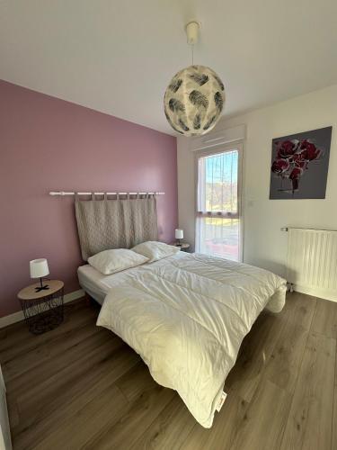 une chambre avec un grand lit et une fenêtre dans l'établissement Maison neuve & lumineuse avec jardin, à Saint-Malo