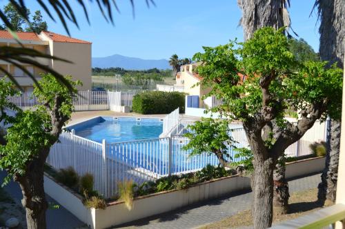 Cet appartement offre une vue sur la piscine. dans l'établissement 