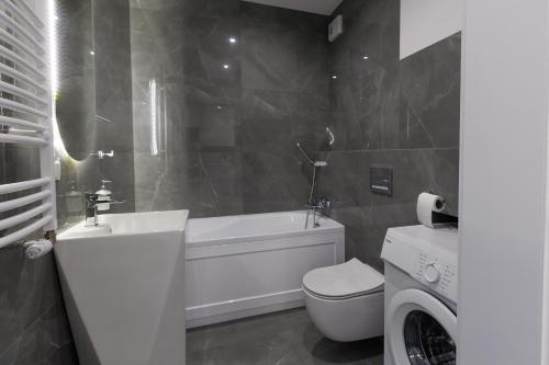 Ένα μπάνιο στο In&cognito Apartments Głogów with Parking and WiFi