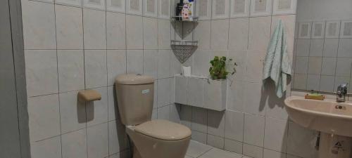 ein Badezimmer mit Toilette und Waschbecken in der Unterkunft Maison Kemmiu Kinshasa in Kinshasa