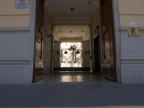 Wonderful downtown apartment-HD NETFLIX, KING-SIZE BED, two minutes' walk from metro photo 21