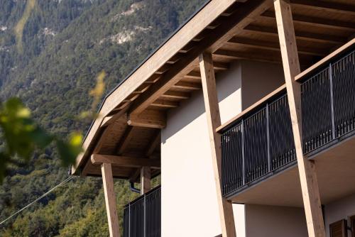 a building with a balcony with a mountain in the background at Apartments Hofgarten in Caldaro