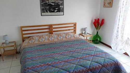 a bedroom with a bed and a vase of flowers at A Casa di Kate b&b in Pila
